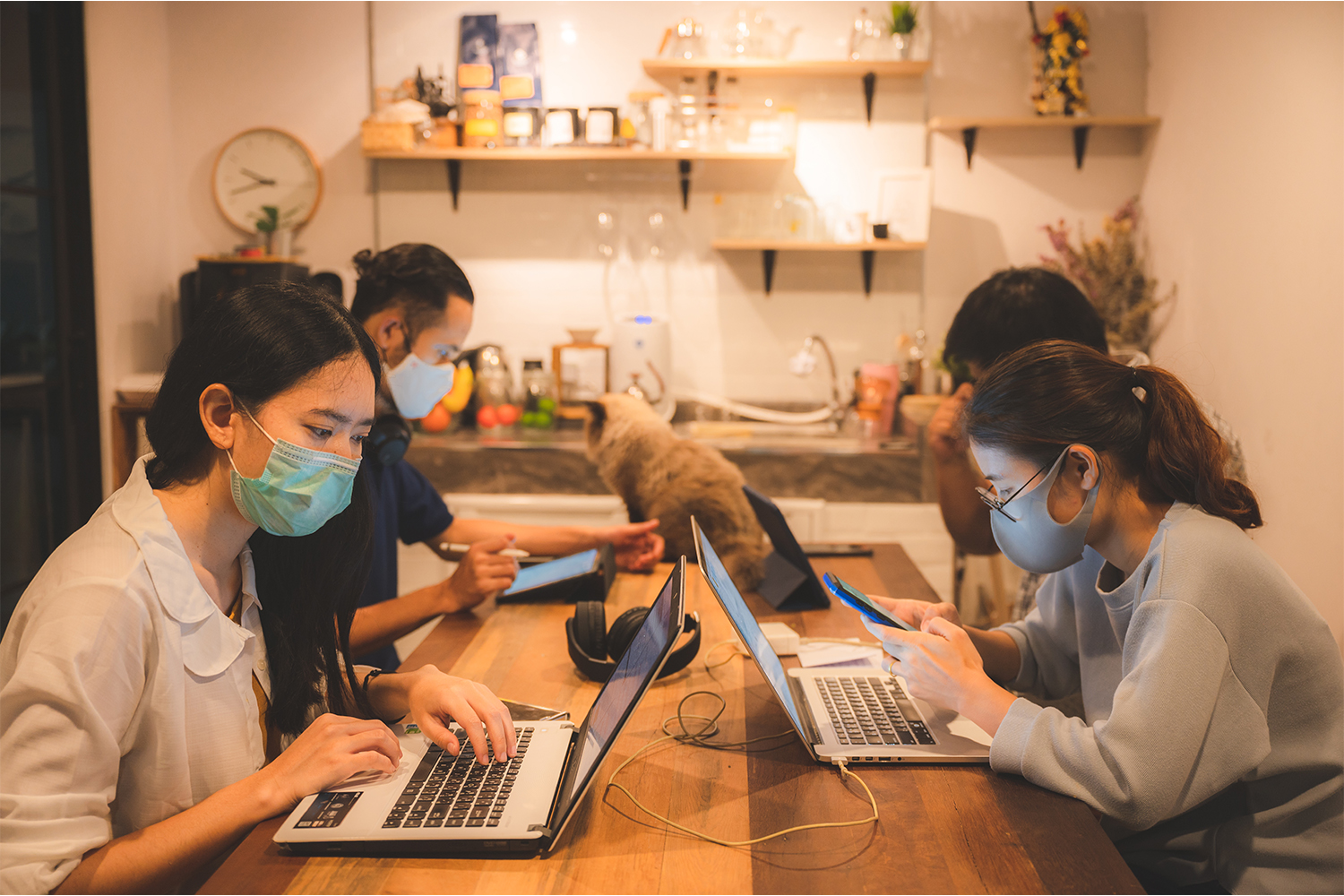 How an Employer of Record Helps You Build a Remote Team Legally (and Quickly)