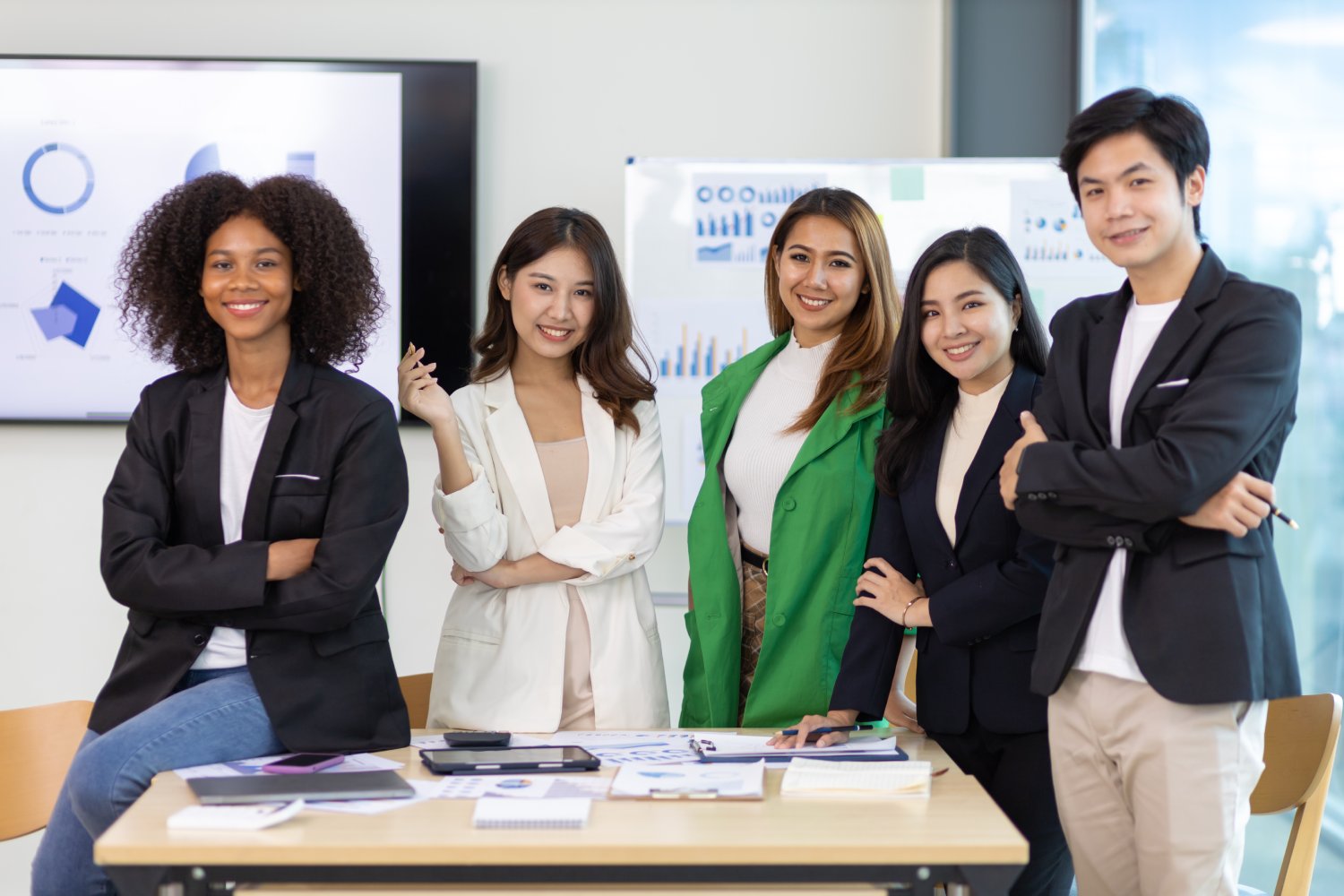 Employer of Record for Hybrid Teams: Managing Local and Global Employees Together