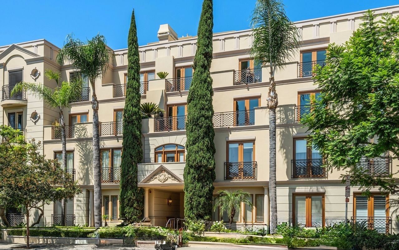 A Townhouse in the Sky: Inside a Rare Two-Story Beverly Hill...