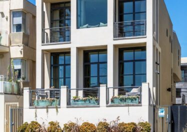 2311 Ocean Front Walk