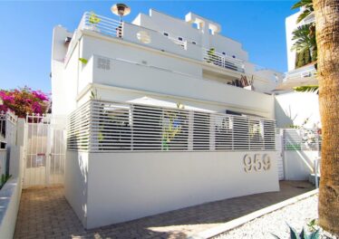 959 N Doheny Dr #202