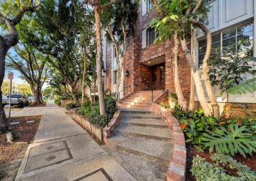 1375 Kelton Ave #104