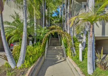 8563 Holloway Dr #1/2