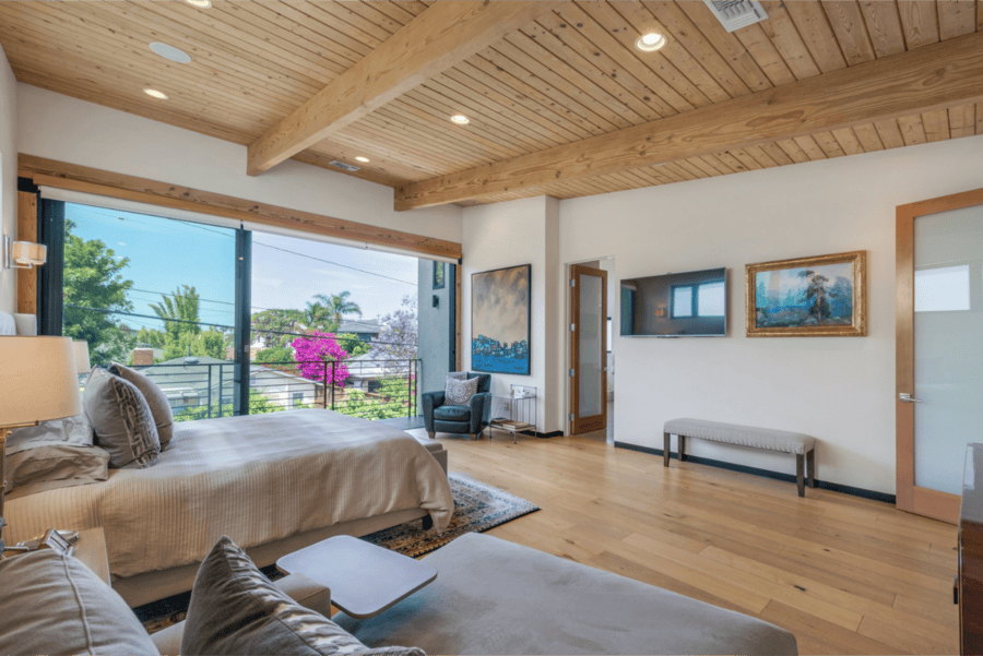 Bedroom of luxury residence in Venice, with a balcony view