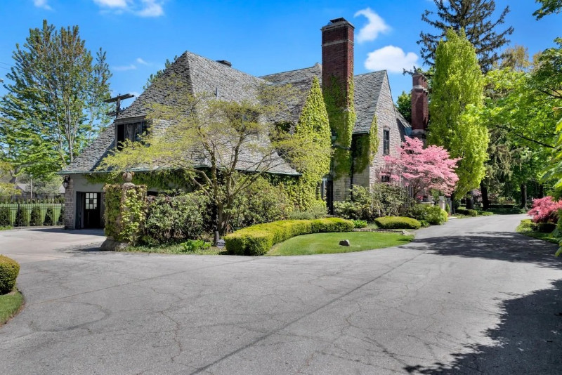 Bowen Manor