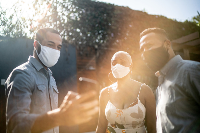 An agent showing his phone to the couple