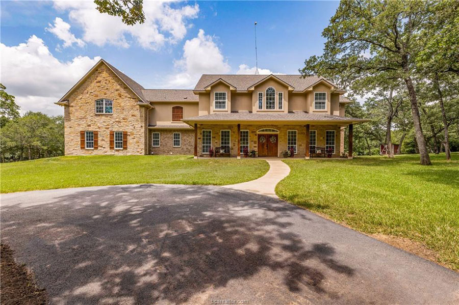 facade of a luxury home in College Station, TX