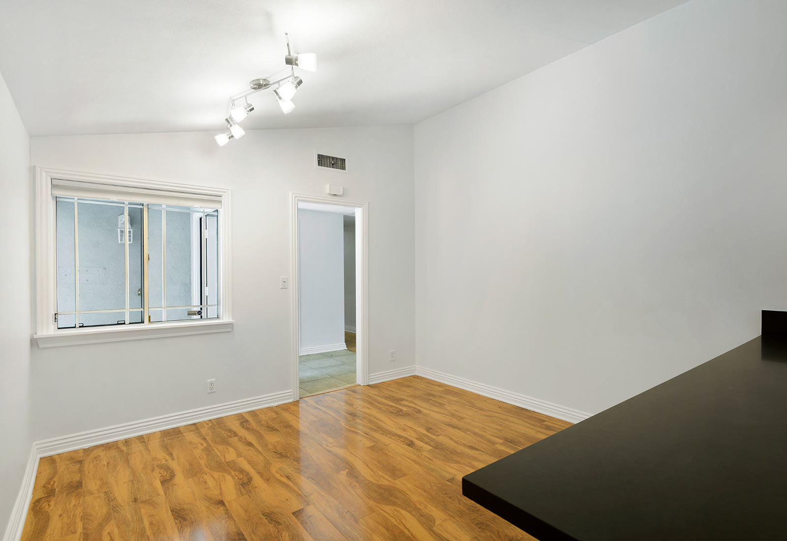 listing-img