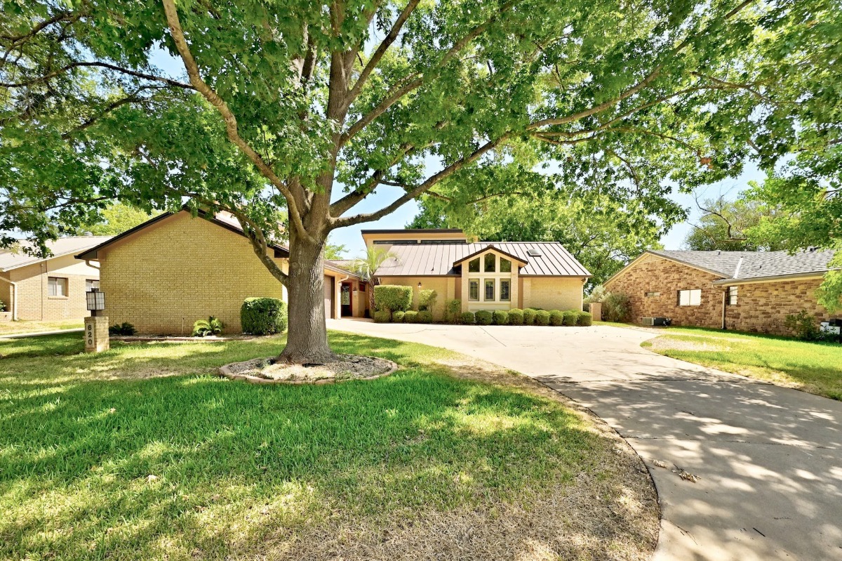 Just Listed • Darling Home sits on the 16th Hole of Slick Rock Golf Course!