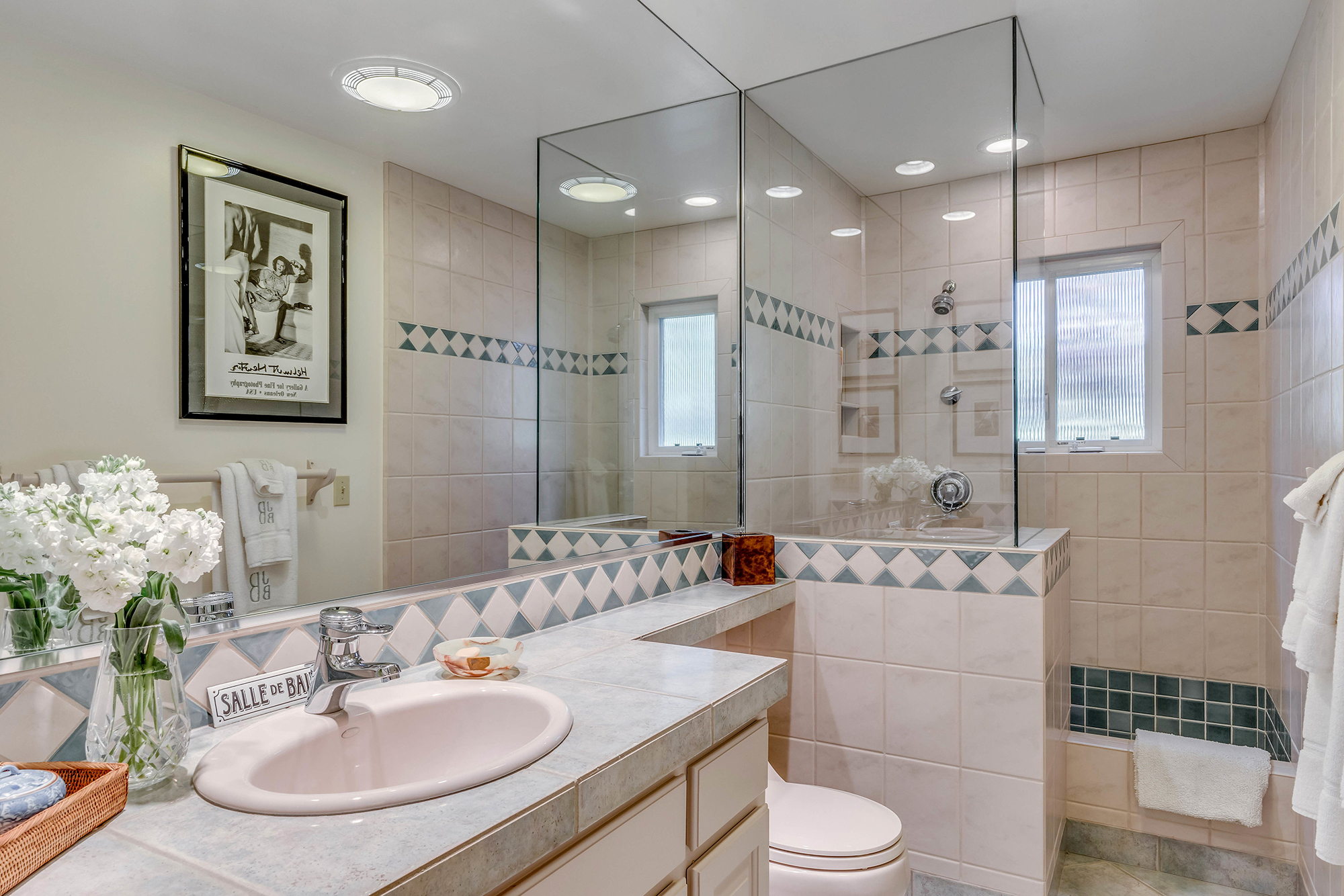 16 _DSC6285 - 2325 Spring Mountain Road