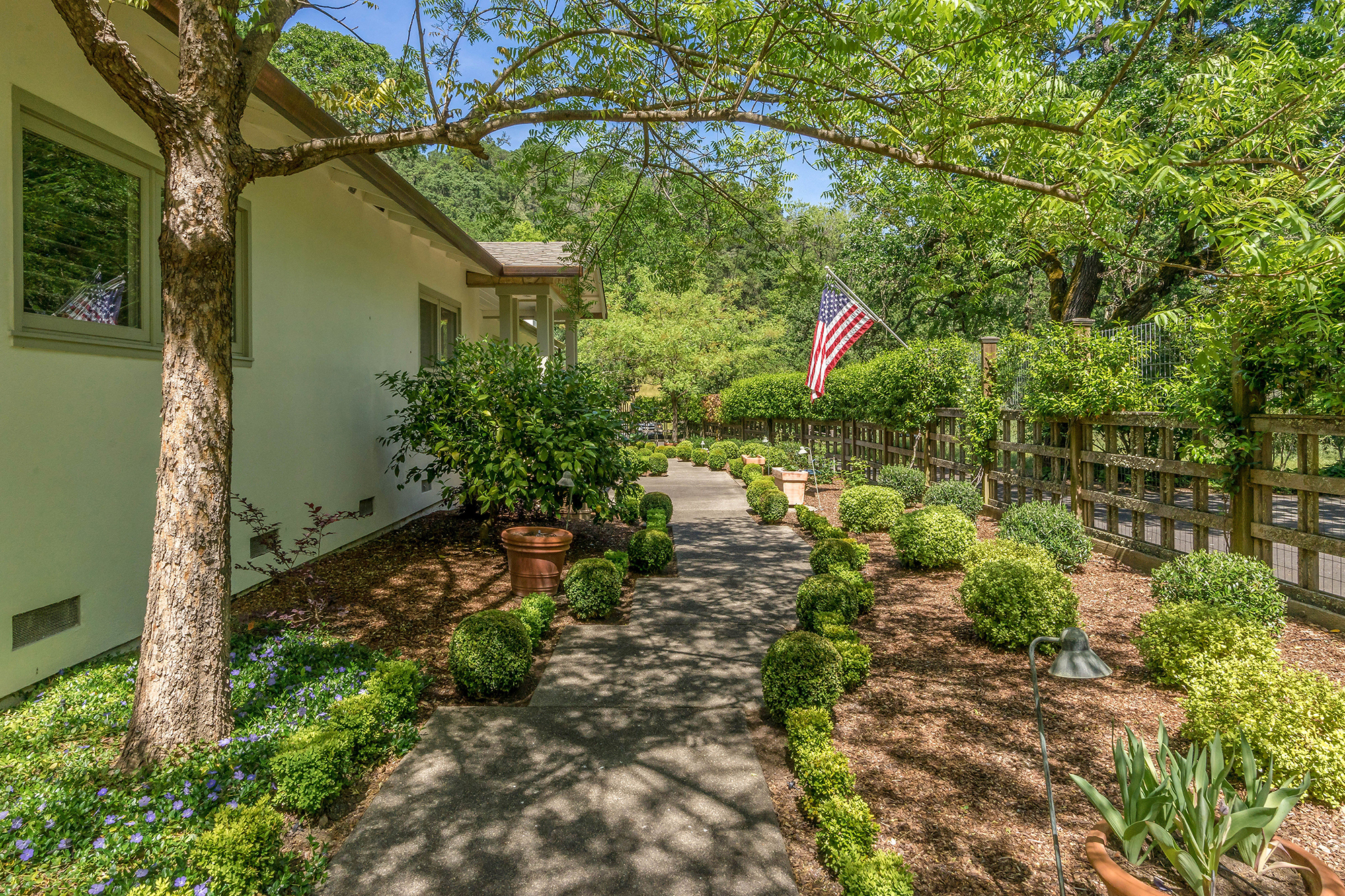 32 _DSC6239 - 2325 Spring Mountain Road