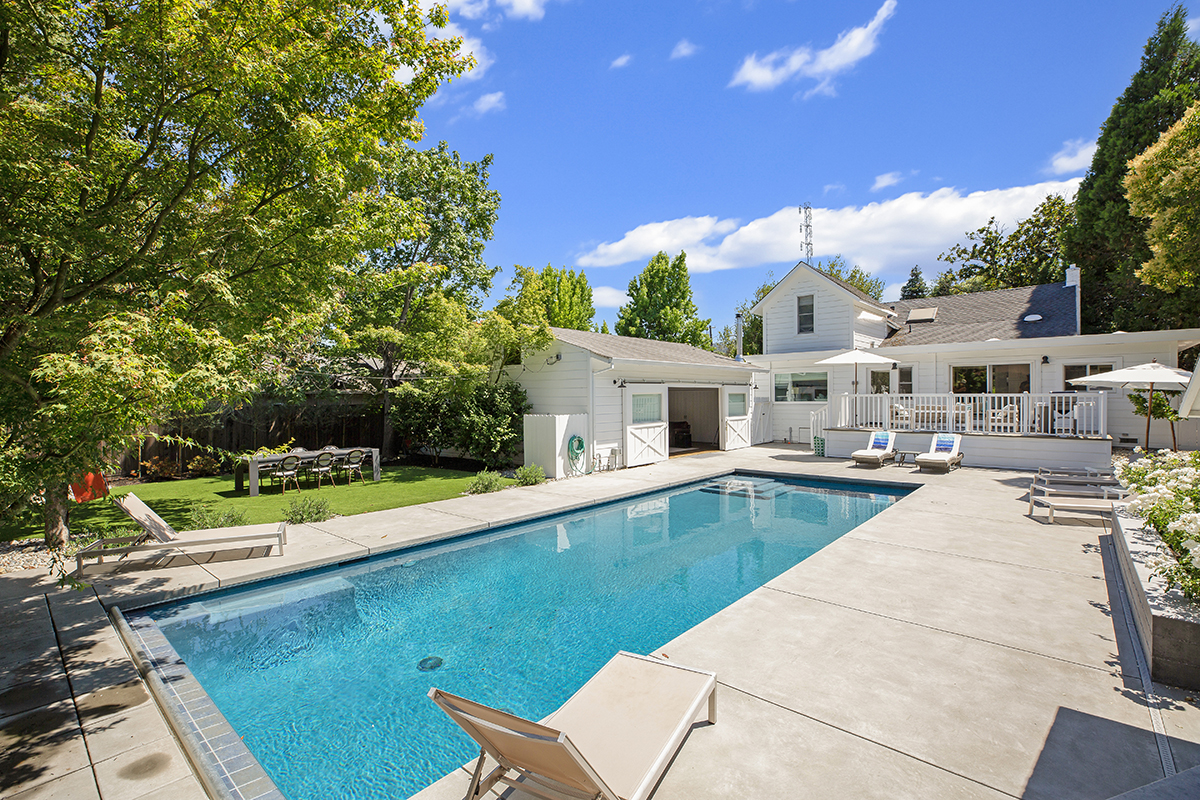 25 044- 1296HudsonAvenue