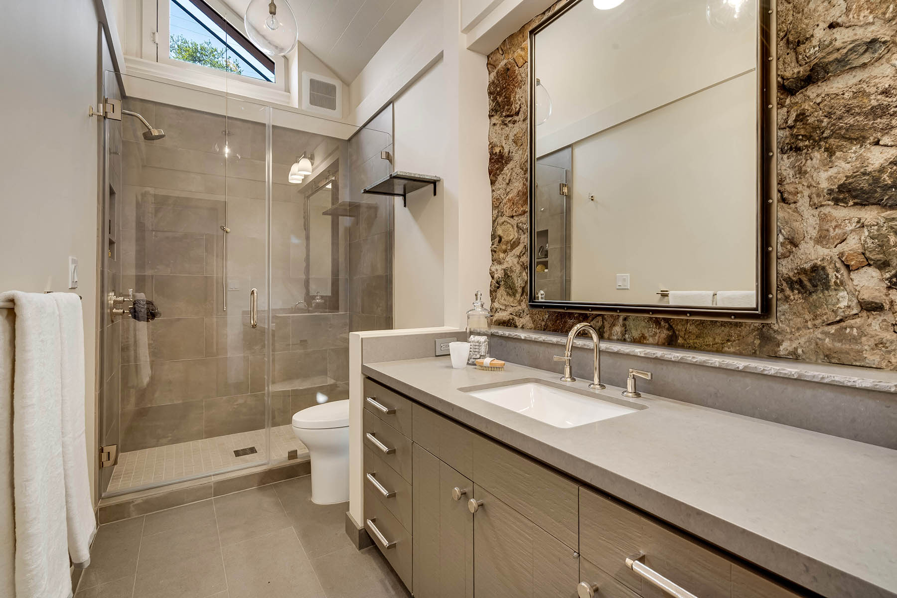 B33 - 164-DSC01366_ENF-Edit