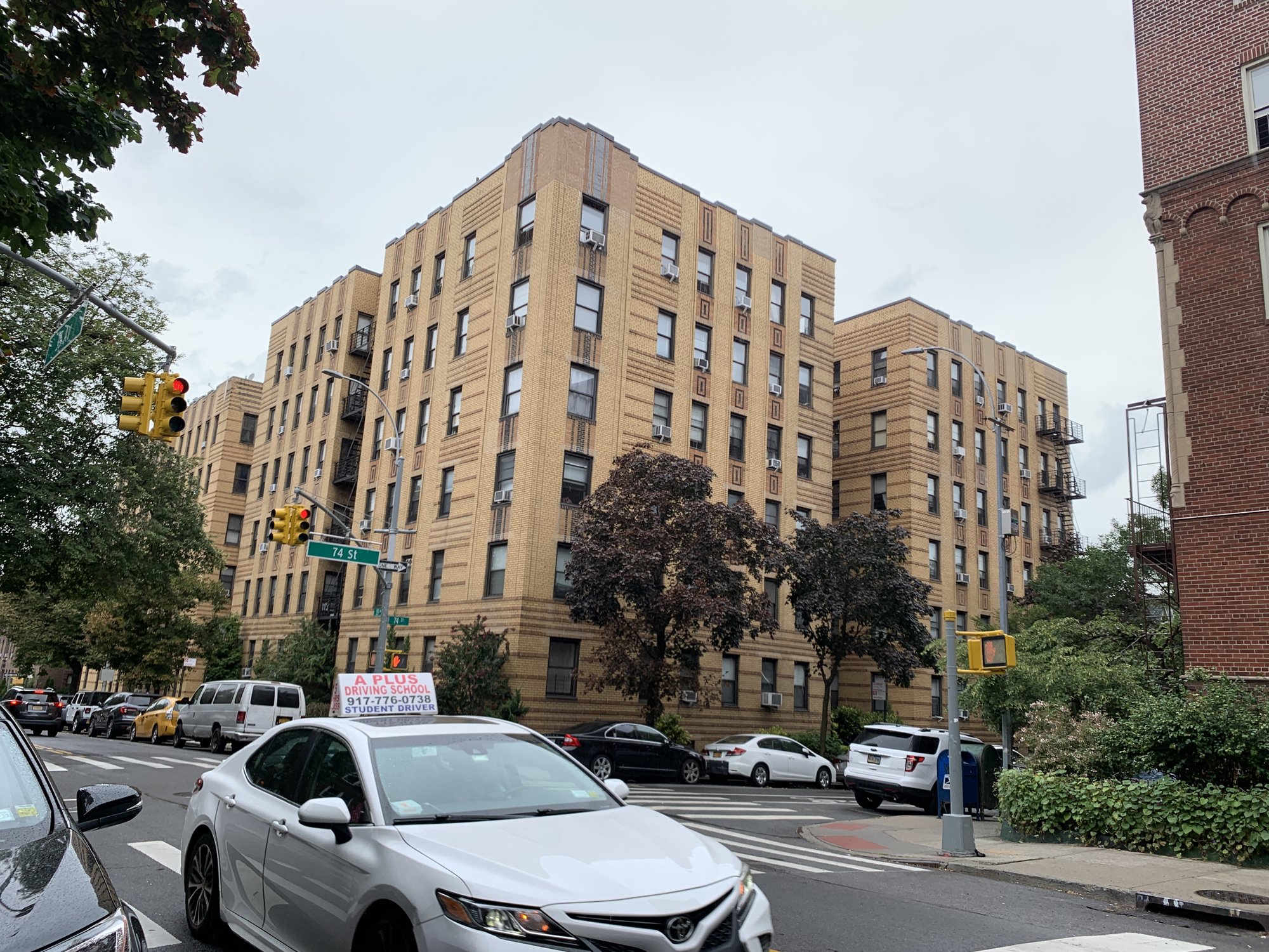 Vender mi casa rápido en Queens — edificio de ladrillo en 74th Street, Jackson Heights