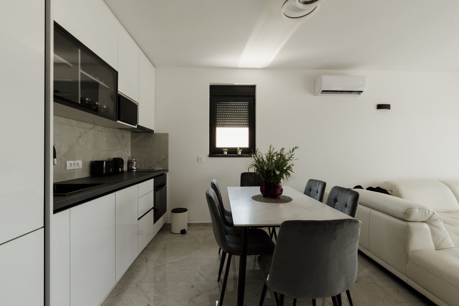 Cocina y comedor modernos y luminosos — una casa actualizada puede valer más en Queens