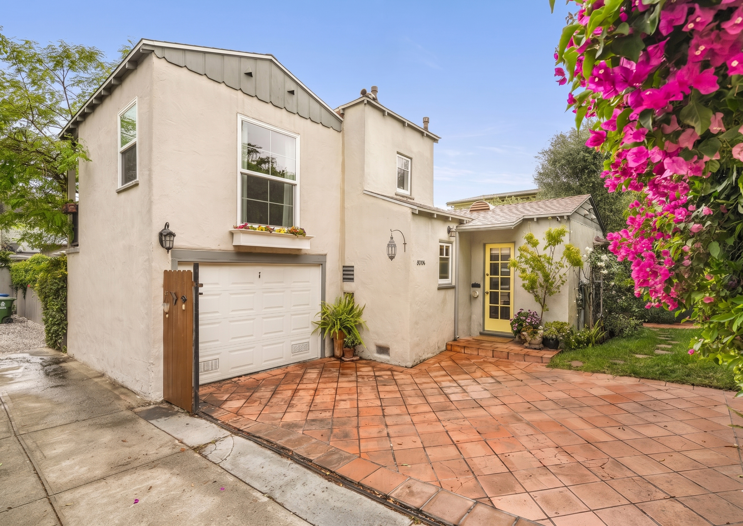 Charming Cottage in Mid City Los Angeles for sale.