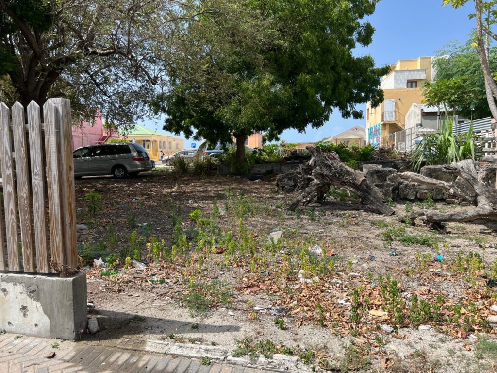 364M2 Land in Philipsburg, situated on Backstreet, Real Estate St. Maarten