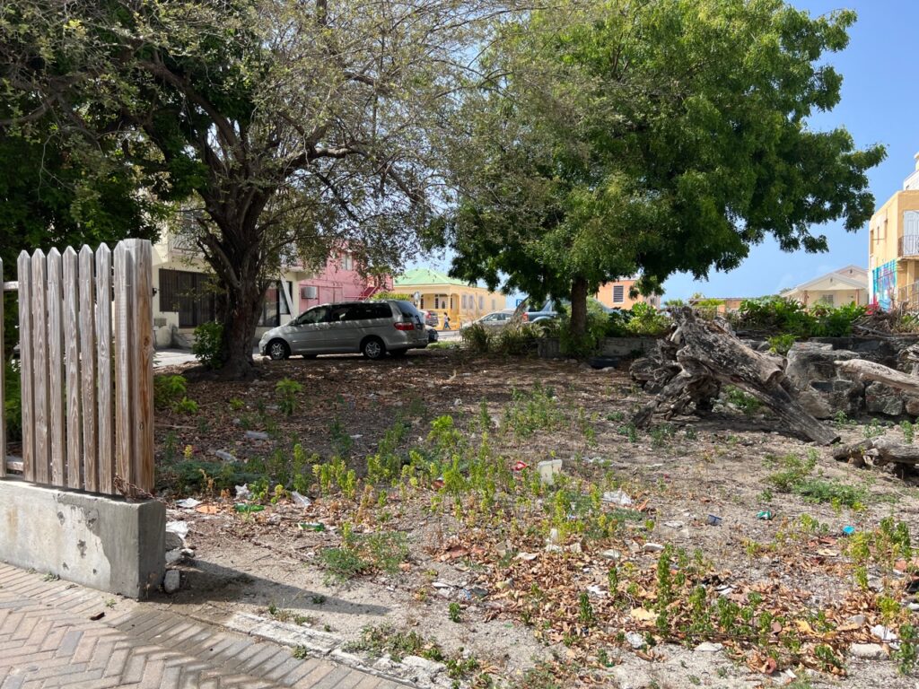 364M2 Land in Philipsburg, situated on Backstreet, Real Estate St. Maarten