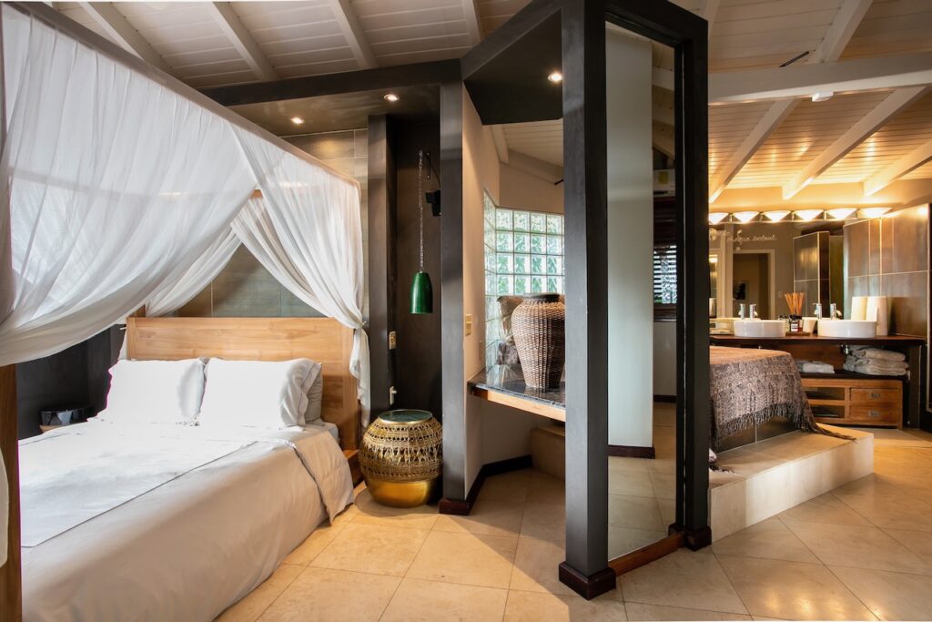 Almond Grove Estate, 3Br and 3 Baths, Infinity Pool, breathtaking views, St. Maarten SXM