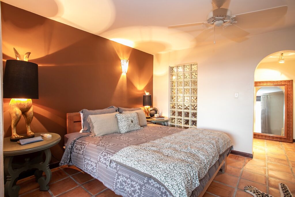 Almond Grove Estate, 3Br and 3 Baths, Infinity Pool, breathtaking views, St. Maarten SXM