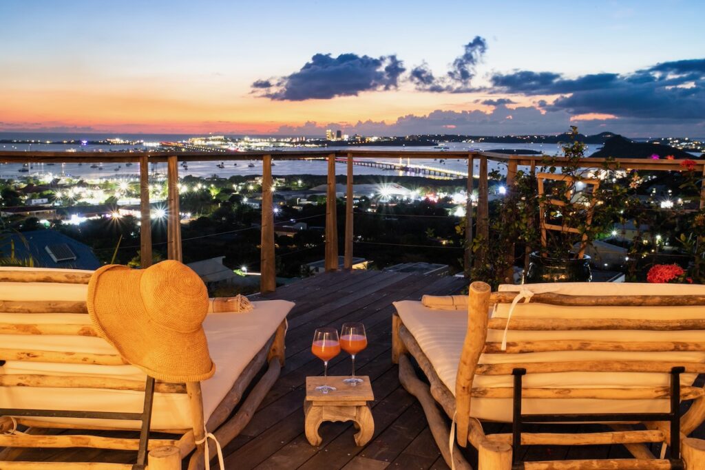 Almond Grove Estate, 3Br and 3 Baths, Infinity Pool, breathtaking views, St. Maarten SXM