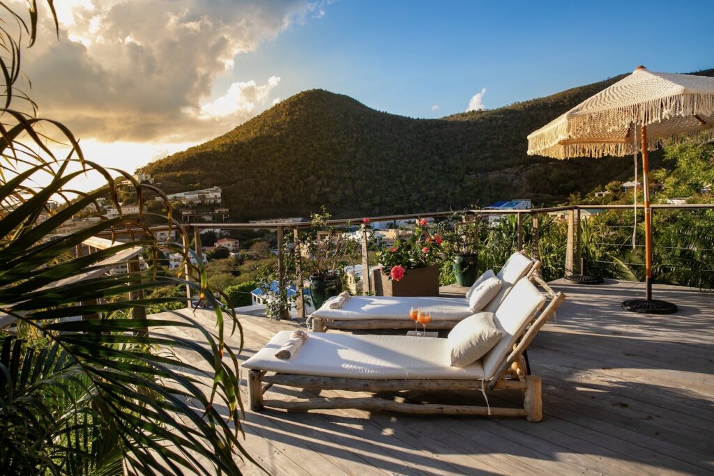 Almond Grove Estate, 3Br and 3 Baths, Infinity Pool, breathtaking views, St. Maarten SXM