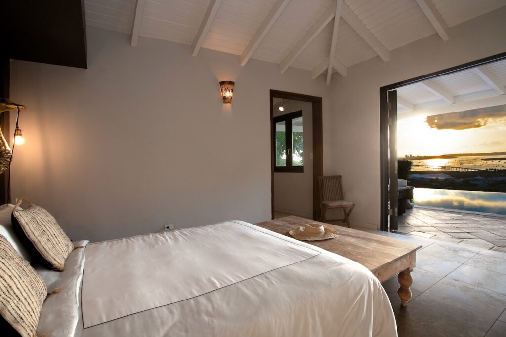 Almond Grove Estate, 3Br and 3 Baths, Infinity Pool, breathtaking views, St. Maarten SXM