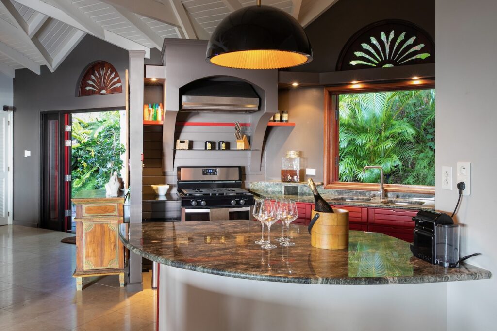 Almond Grove Estate, 3Br and 3 Baths, Infinity Pool, breathtaking views, St. Maarten SXM