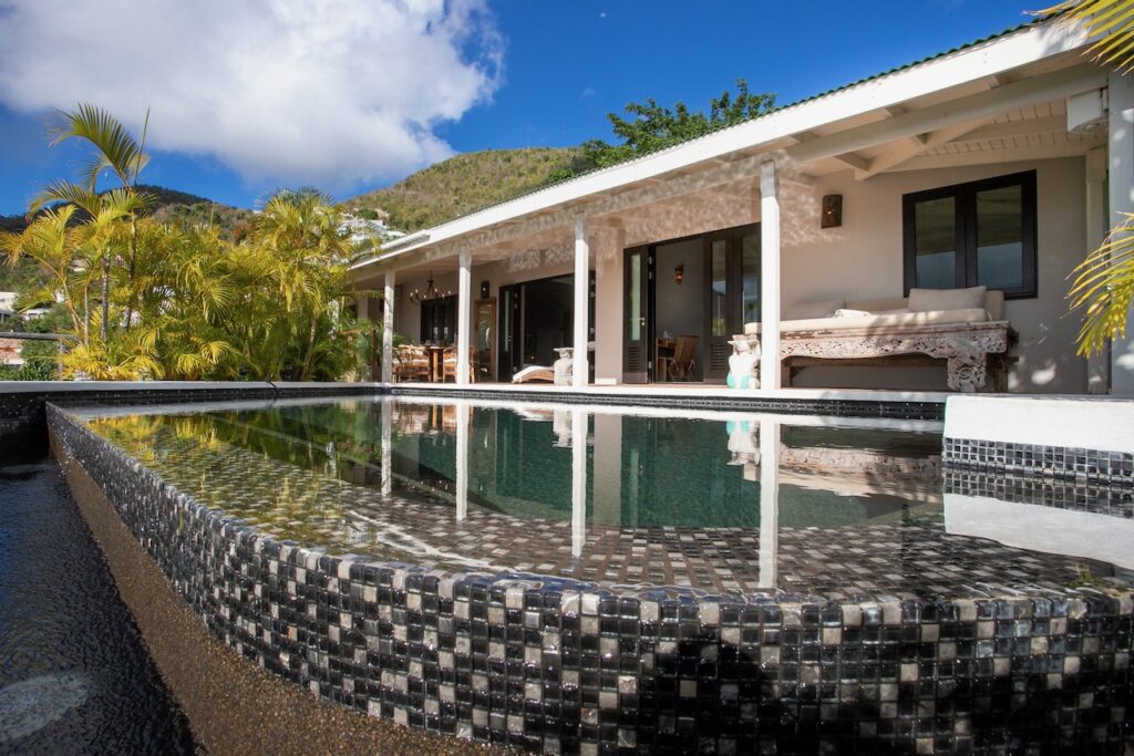 Almond Grove Estate, 3Br and 3 Baths, Infinity Pool, breathtaking views, St. Maarten SXM