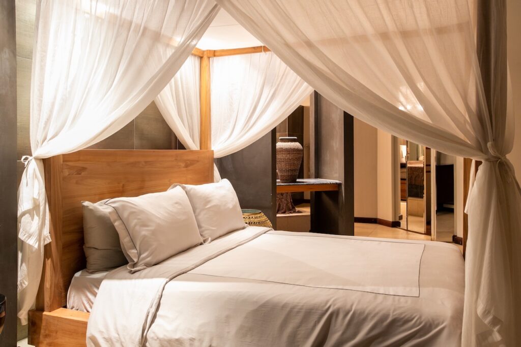 Almond Grove Estate, 3Br and 3 Baths, Infinity Pool, breathtaking views, St. Maarten SXM