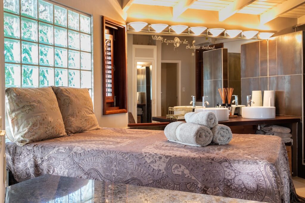 Almond Grove Estate, 3Br and 3 Baths, Infinity Pool, breathtaking views, St. Maarten SXM