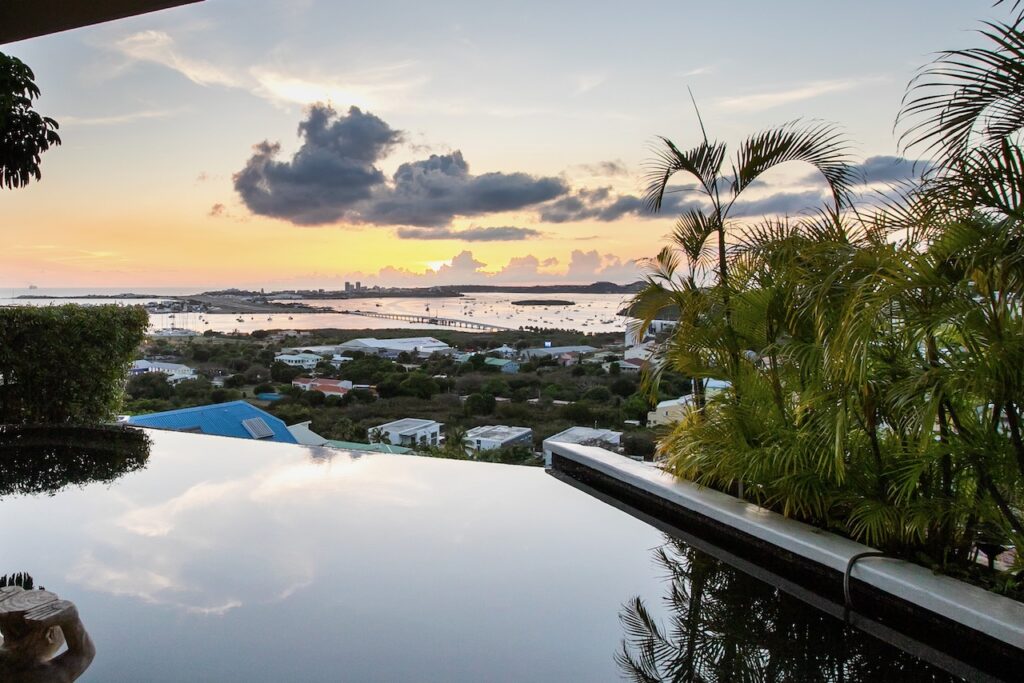 Almond Grove Estate, 3Br and 3 Baths, Infinity Pool, breathtaking views, St. Maarten SXM