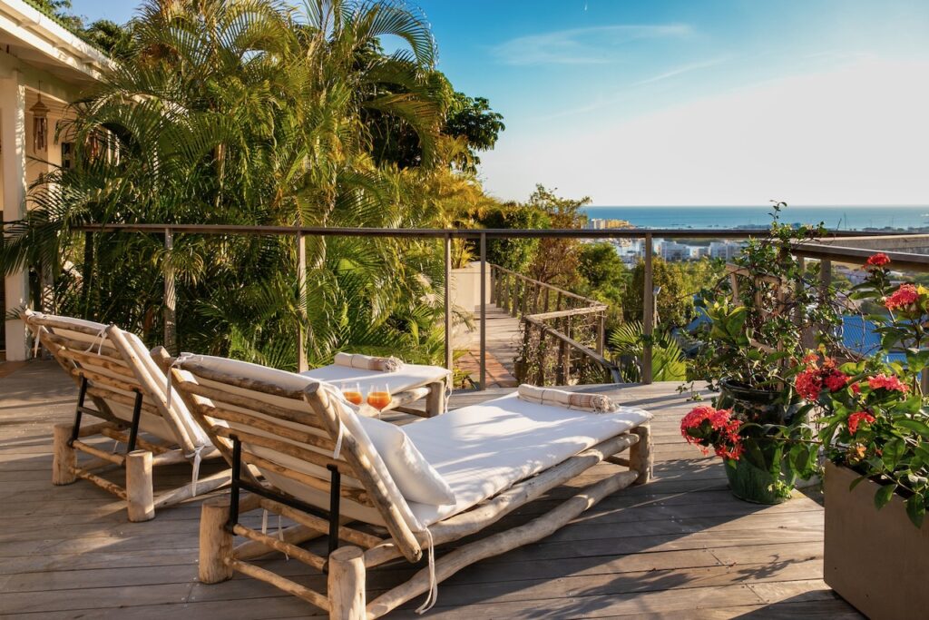 Almond Grove Estate, 3Br and 3 Baths, Infinity Pool, breathtaking views, St. Maarten SXM