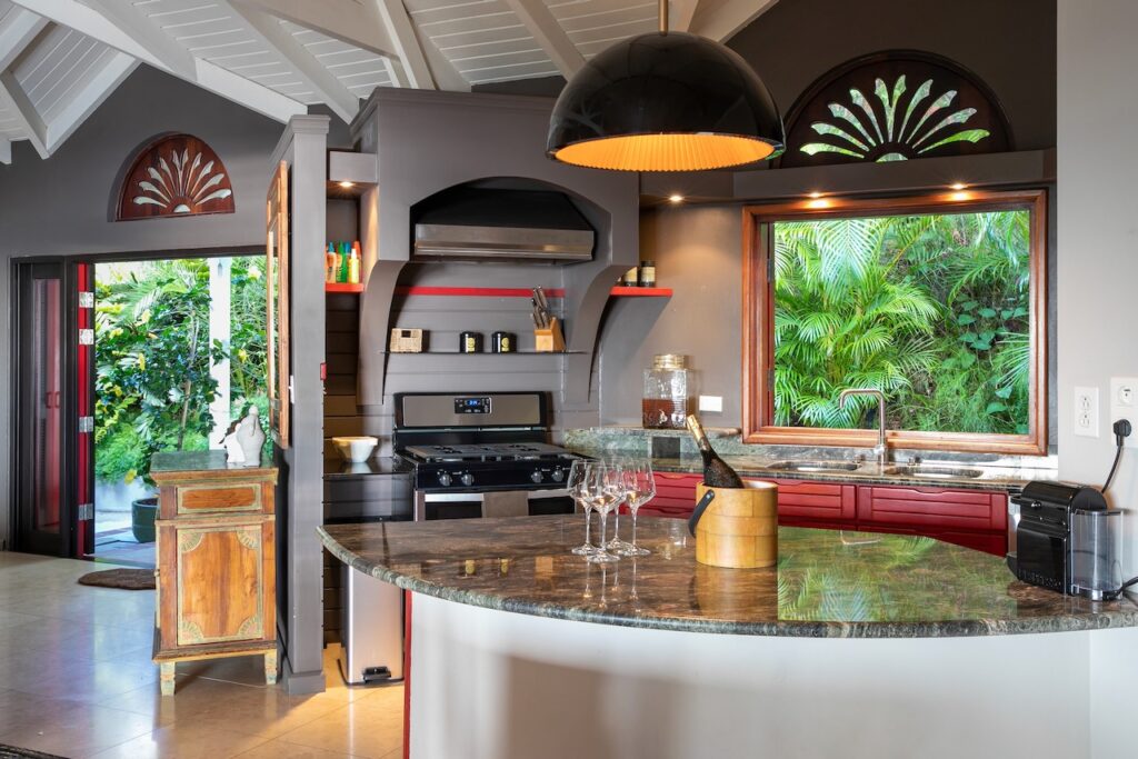 Almond Grove Estate, 3Br and 3 Baths, Infinity Pool, breathtaking views, St. Maarten SXM