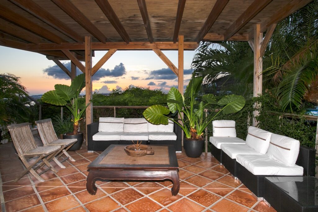 Almond Grove Estate, 3Br and 3 Baths, Infinity Pool, breathtaking views, St. Maarten SXM