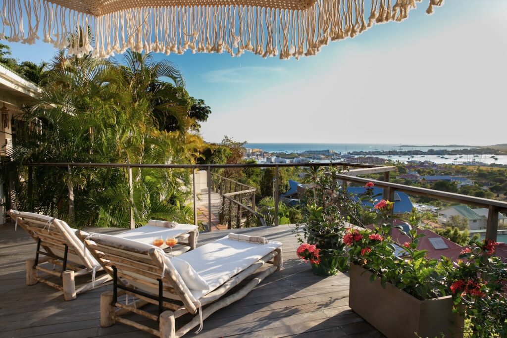 Almond Grove Estate, 3Br and 3 Baths, Infinity Pool, breathtaking views, St. Maarten SXM
