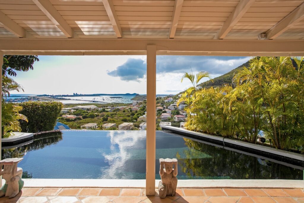 Almond Grove Estate, 3Br and 3 Baths, Infinity Pool, breathtaking views, St. Maarten SXM