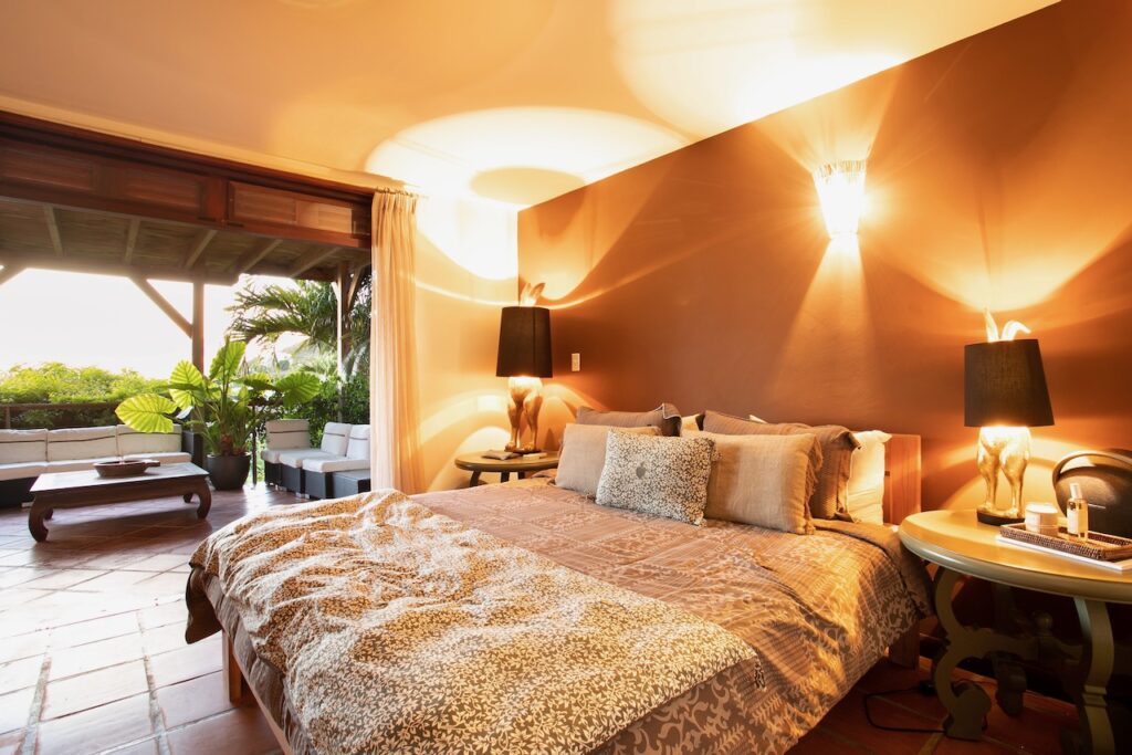 Almond Grove Estate, 3Br and 3 Baths, Infinity Pool, breathtaking views, St. Maarten SXM