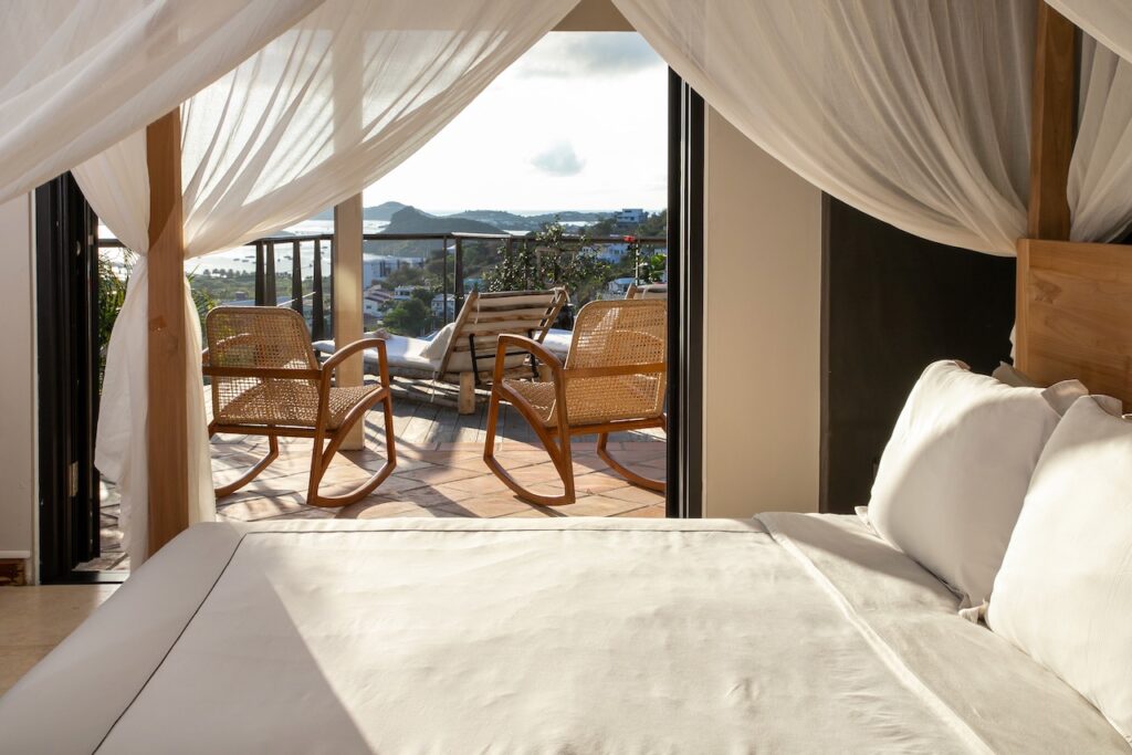 Almond Grove Estate, 3Br and 3 Baths, Infinity Pool, breathtaking views, St. Maarten SXM