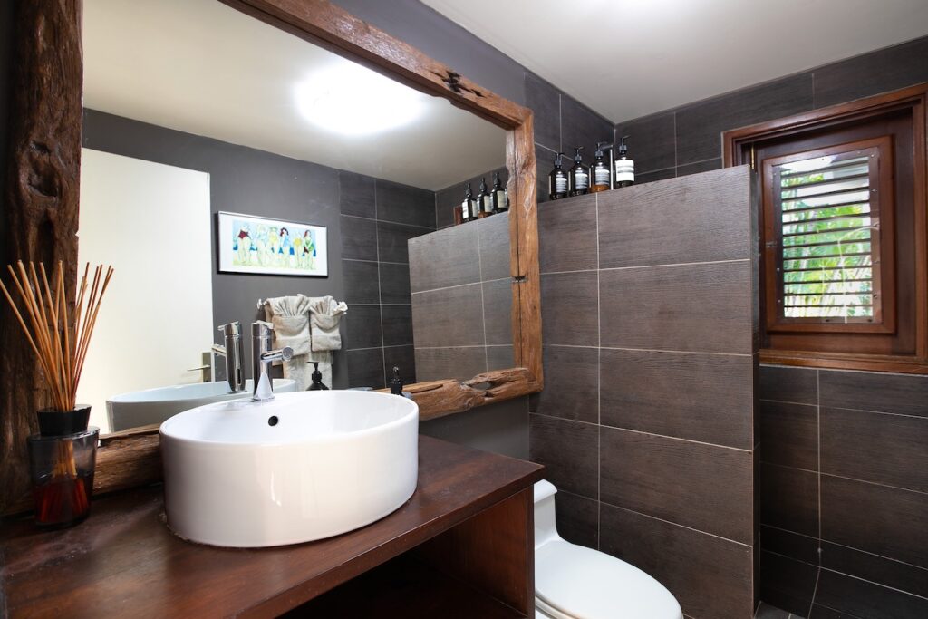 Almond Grove Estate, 3Br and 3 Baths, Infinity Pool, breathtaking views, St. Maarten SXM