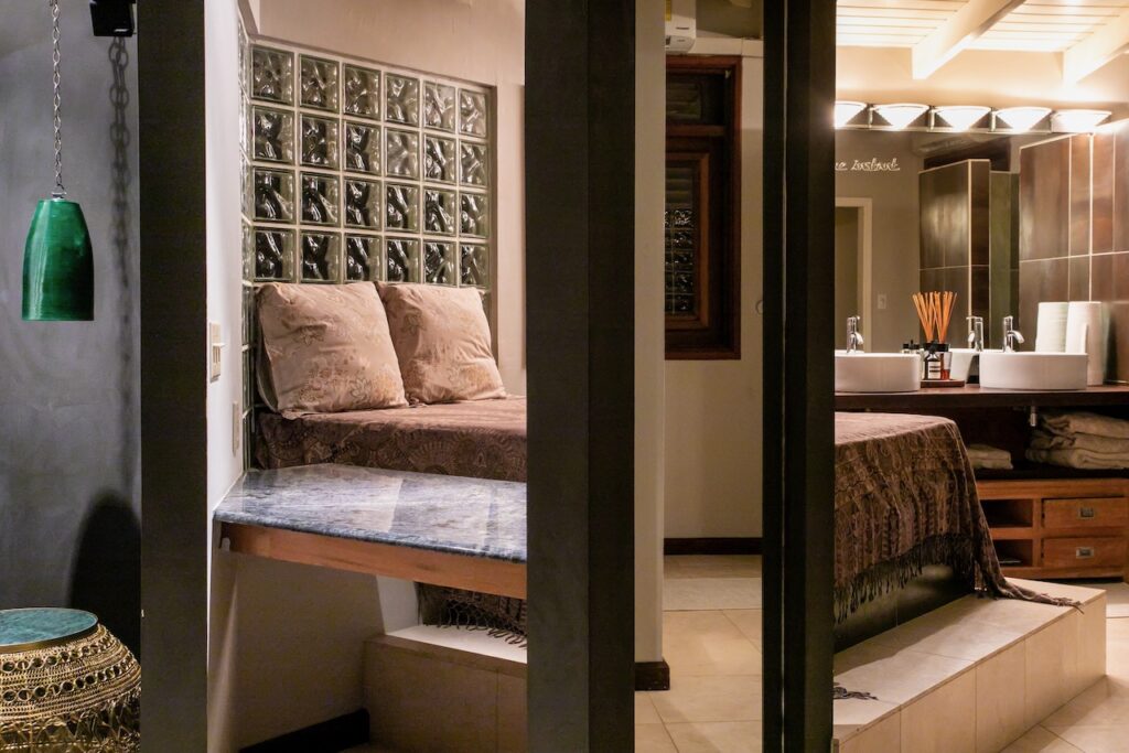 Almond Grove Estate, 3Br and 3 Baths, Infinity Pool, breathtaking views, St. Maarten SXM