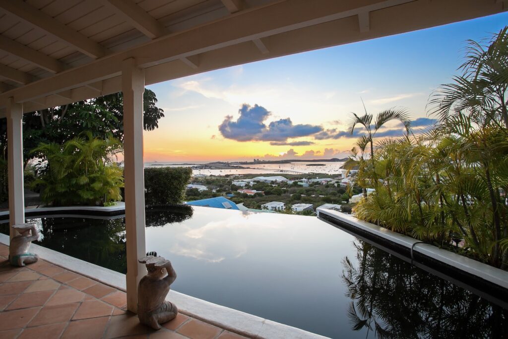 Almond Grove Estate, 3Br and 3 Baths, Infinity Pool, breathtaking views, St. Maarten SXM