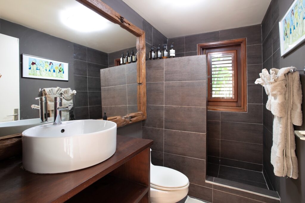 Almond Grove Estate, 3Br and 3 Baths, Infinity Pool, breathtaking views, St. Maarten SXM