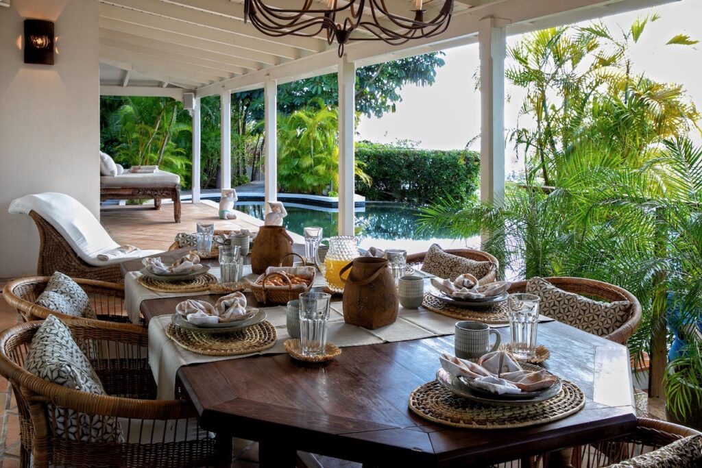 Almond Grove Estate, 3Br and 3 Baths, Infinity Pool, breathtaking views, St. Maarten SXM
