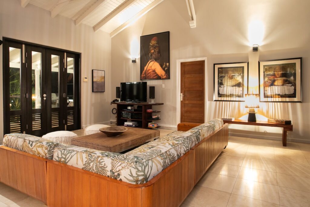 Almond Grove Estate, 3Br and 3 Baths, Infinity Pool, breathtaking views, St. Maarten SXM