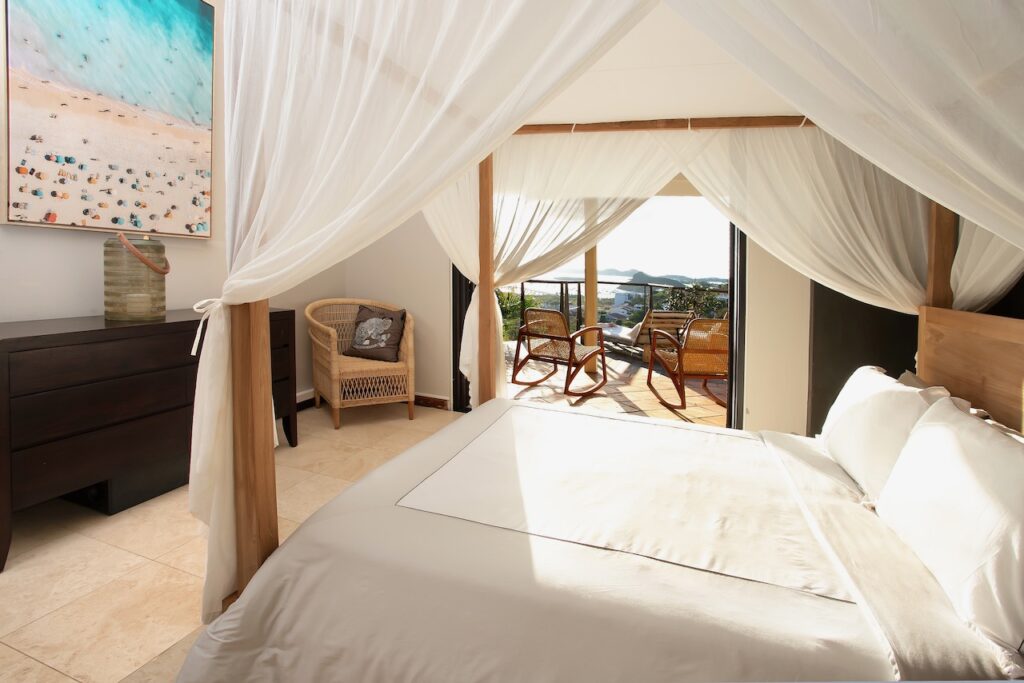 Almond Grove Estate, 3Br and 3 Baths, Infinity Pool, breathtaking views, St. Maarten SXM
