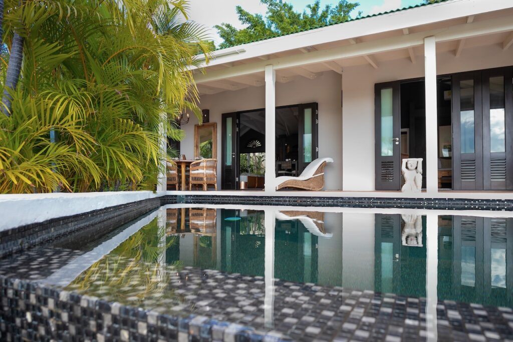 Almond Grove Estate, 3Br and 3 Baths, Infinity Pool, breathtaking views, St. Maarten SXM
