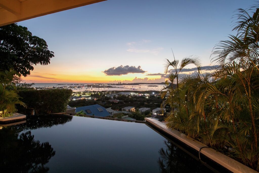 Almond Grove Estate, 3Br and 3 Baths, Infinity Pool, breathtaking views, St. Maarten SXM