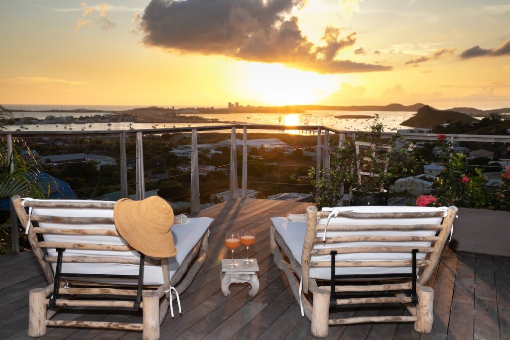 Almond Grove Estate, 3Br and 3 Baths, Infinity Pool, breathtaking views, St. Maarten SXM