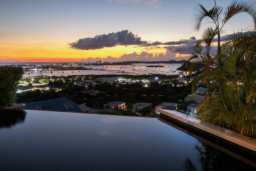 Almond Grove Estate, 3Br and 3 Baths, Infinity Pool, breathtaking views, St. Maarten SXM